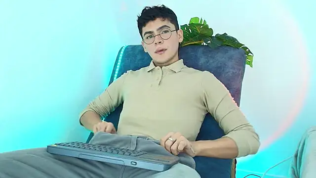 CamiiGuzmanX online show from 10.23.25