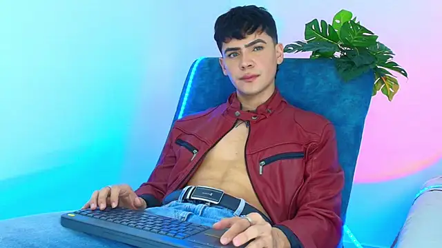 CamiiGuzmanX online show from 10.28.25