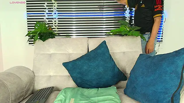 CamiiGuzmanX online show from 12.22.25