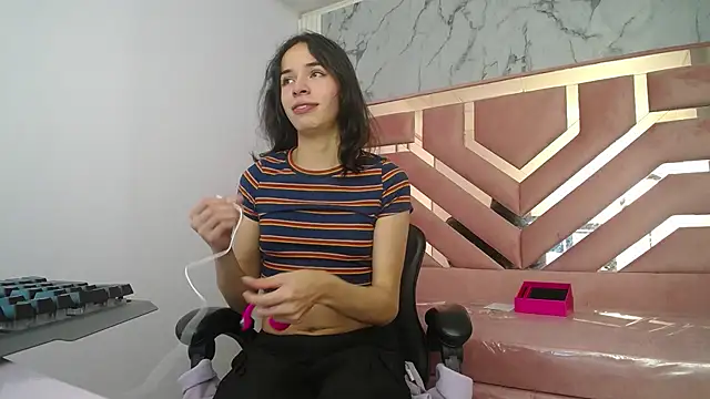 Snapshot of Mia_swift_ch chatting on 10.25.25 Mia swift ch online show from 10.25.25