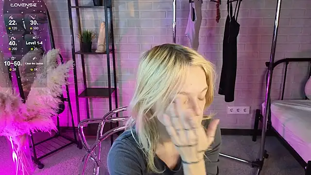 Snapshot of MillaHolt chatting on 09.29.25 MillaHolt online show from 09.29.25