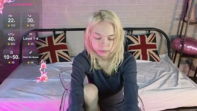 Snapshot of MillaHolt chatting on 10.14.25 MillaHolt online show from 10.14.25