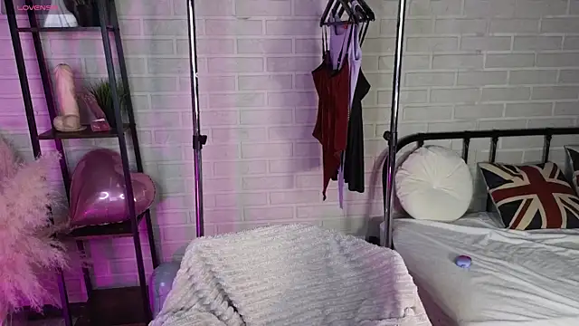 MillaHolt online show from 11.30.25