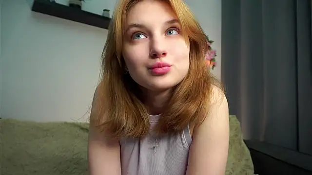 Snapshot of EasterBonney chatting on 10.09.25 EasterBonney online show from 10.09.25