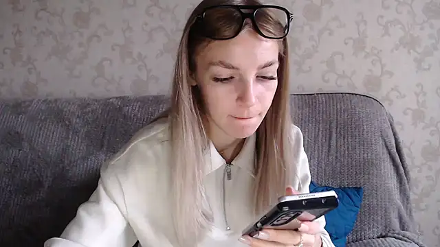 HitGyrl online show from 09.09.25