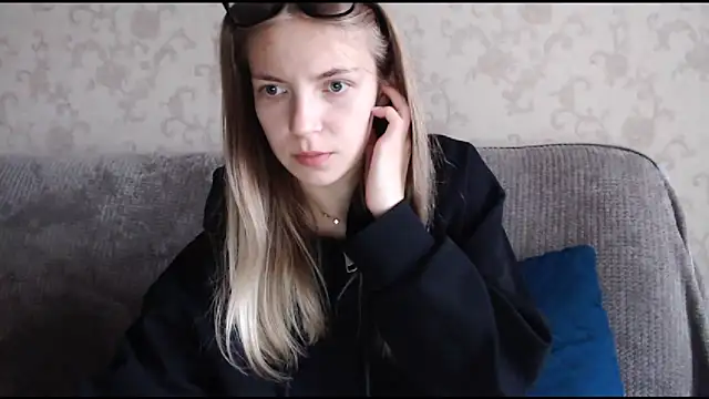 HitGyrl online show from 10.04.25