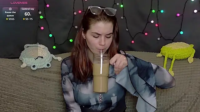 Snapshot of ElzaBlis chatting on 12.20.25 ElzaBlis online show from 12.20.25