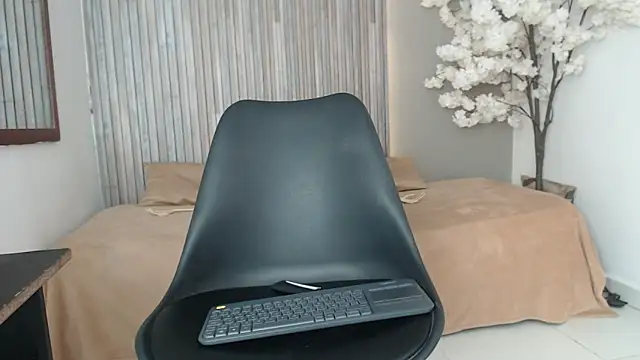 Michellee 20 online show from 10.14.25