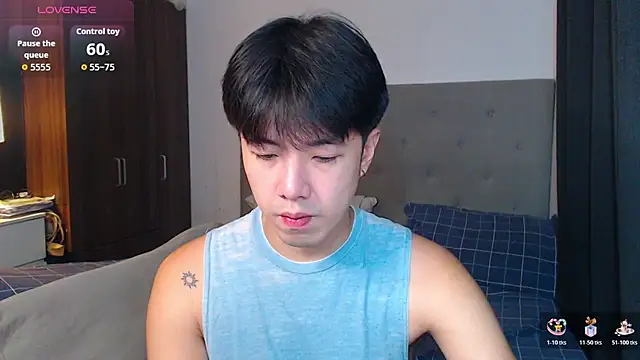 Snapshot of Addictiveboi chatting on 10.28.25 Addictiveboi online show from 10.28.25