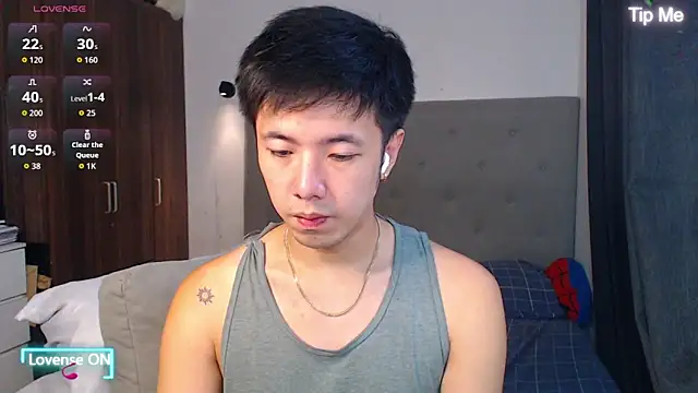 Snapshot of Addictiveboi chatting on 12.17.25 Addictiveboi online show from 12.17.25