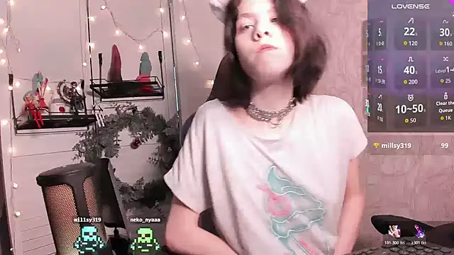 Snapshot of aestheticbeing chatting on 12.18.25 aestheticbeing online show from 12.18.25