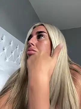 Snapshot of EllieMaeBaby chatting on 09.12.25 EllieMaeBaby online show from 09.12.25