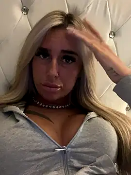 Snapshot of EllieMaeBaby chatting on 10.26.25 EllieMaeBaby online show from 10.26.25