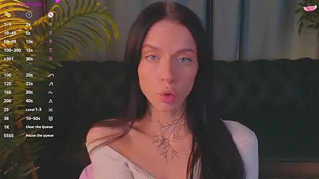 Snapshot of livia_starwars chatting on 11.16.25 livia starwars online show from 11.16.25