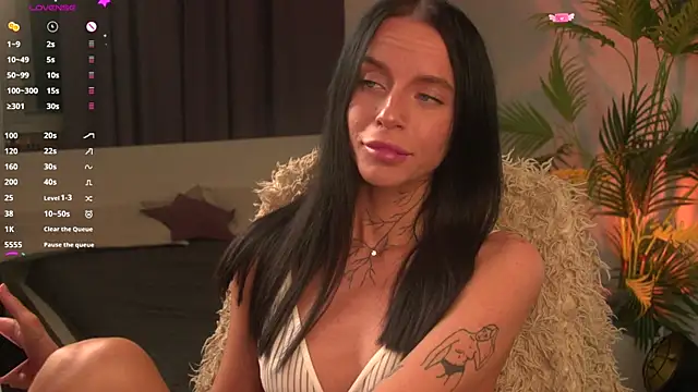 Snapshot of livia_starwars chatting on 11.23.25 livia starwars online show from 11.23.25