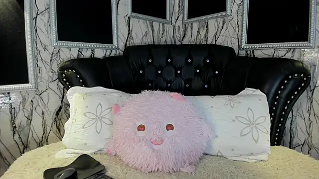 Snapshot of adelinemoretti chatting on 12.17.25 adelinemoretti online show from 12.17.25