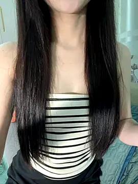 Snapshot of Dior_baby chatting on 10.15.25 Dior baby online show from 10.15.25