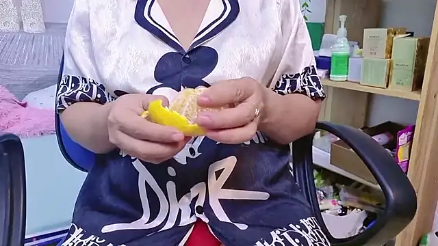 Snapshot of MichiLovely chatting on 10.17.25 MichiLovely online show from 10.17.25