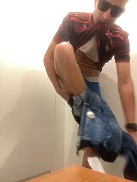 Snapshot of Junior17cm_1993 chatting on 11.01.25 Junior17cm 1993 online show from 11.01.25