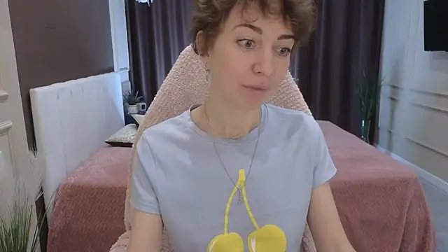 Snapshot of daniellia_ chatting on 10.06.25 daniellia  online show from 10.06.25