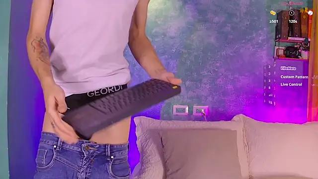 Snapshot of VicenteFerrer chatting on 11.10.25 VicenteFerrer online show from 11.10.25