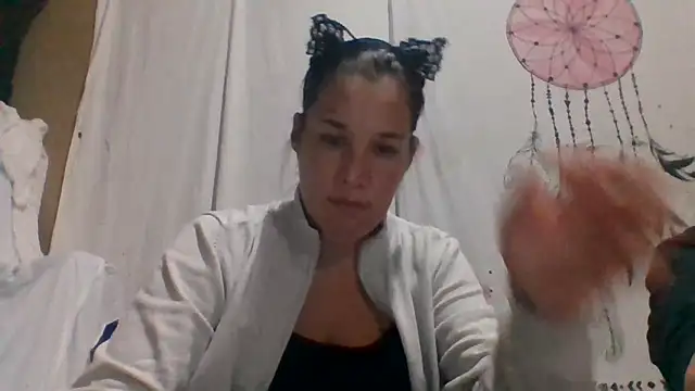 Snapshot of Manon11100 chatting on 12.17.25 Manon11100 online show from 12.17.25