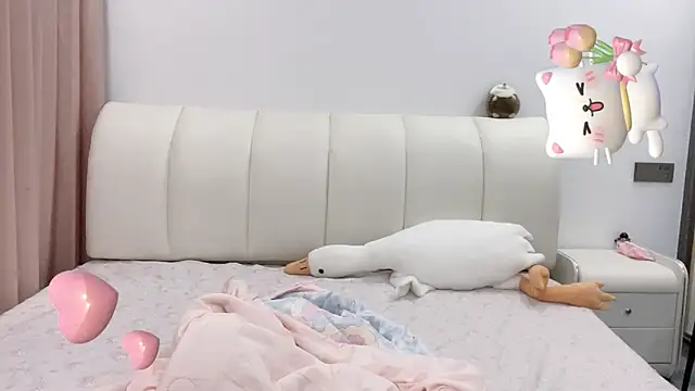 A 18 girls online show from 10.18.25