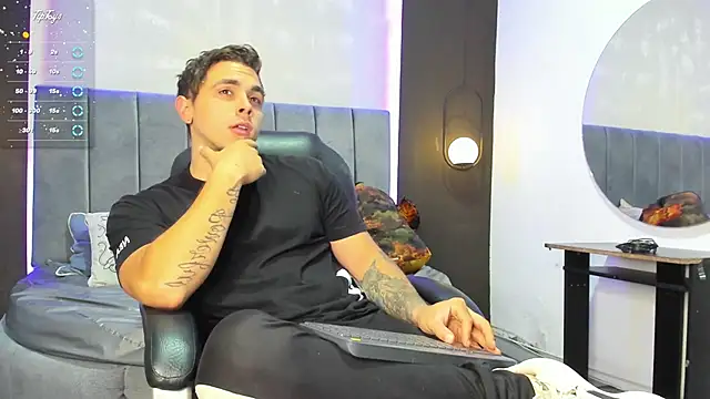 Snapshot of Liam_walk_ chatting on 09.08.25 Liam walk  online show from 09.08.25