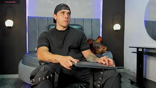 Snapshot of Liam_walk_ chatting on 09.12.25 Liam walk  online show from 09.12.25