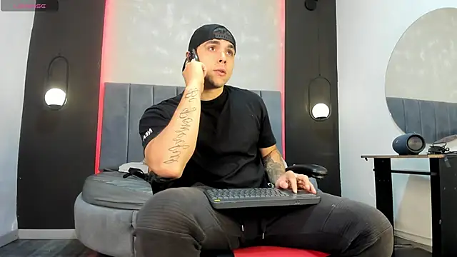 Snapshot of Liam_walk_ chatting on 09.19.25 Liam walk  online show from 09.19.25