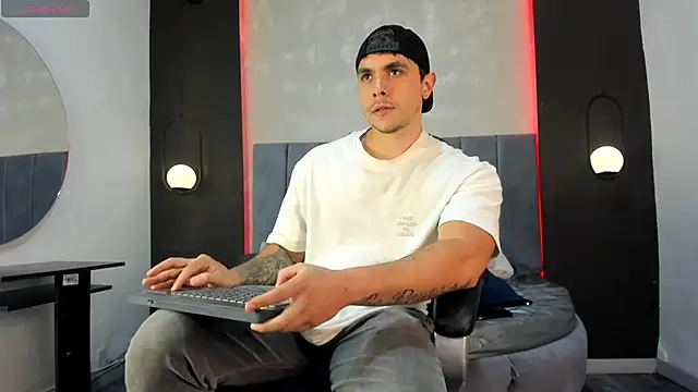 Snapshot of Liam_walk_ chatting on 09.23.25 Liam walk  online show from 09.23.25