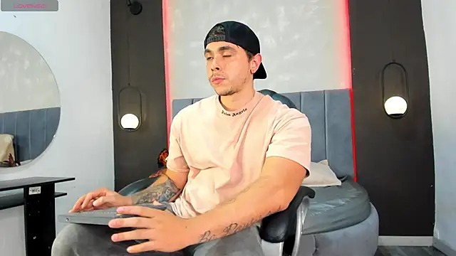 Snapshot of Liam_walk_ chatting on 09.24.25 Liam walk  online show from 09.24.25