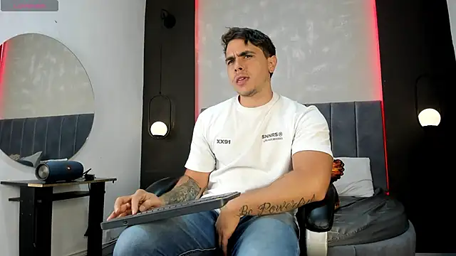 Snapshot of Liam_walk_ chatting on 10.06.25 Liam walk  online show from 10.06.25