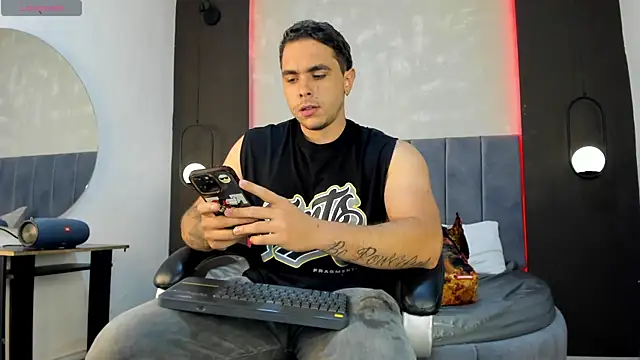 Snapshot of Liam_walk_ chatting on 10.07.25 Liam walk  online show from 10.07.25