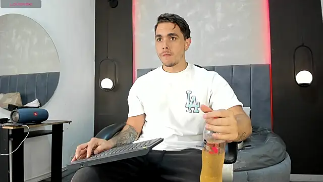 Snapshot of Liam_walk_ chatting on 10.10.25 Liam walk  online show from 10.10.25