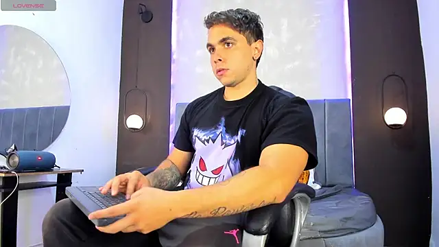 Snapshot of Liam_walk_ chatting on 10.14.25 Liam walk  online show from 10.14.25