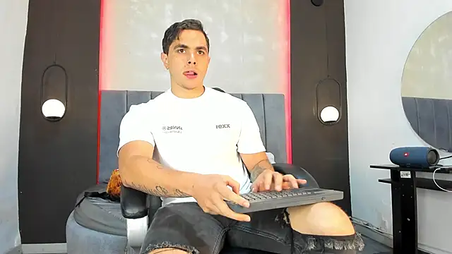 Snapshot of Liam_walk_ chatting on 10.15.25 Liam walk  online show from 10.15.25