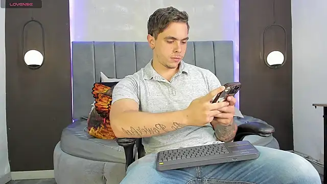 Snapshot of Liam_walk_ chatting on 10.18.25 Liam walk  online show from 10.18.25