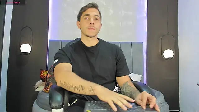 Snapshot of Liam_walk_ chatting on 10.20.25 Liam walk  online show from 10.20.25