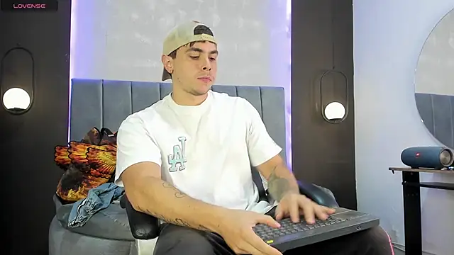 Snapshot of Liam_walk_ chatting on 10.28.25 Liam walk  online show from 10.28.25