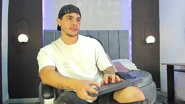 Liam walk  online show from 11.08.25