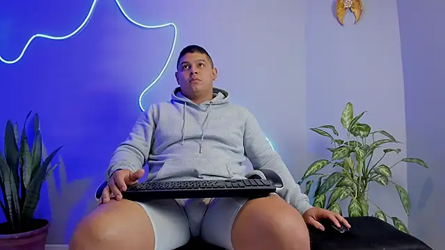 Snapshot of Maximus_Steel chatting on 10.13.25 Maximus Steel online show from 10.13.25