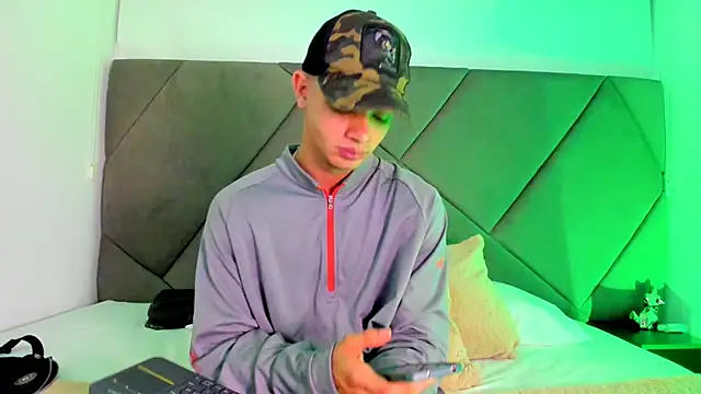 Snapshot of andrew_colleman chatting on 09.13.25 andrew colleman online show from 09.13.25