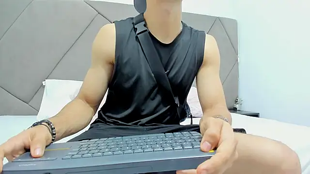 Snapshot of andrew_colleman chatting on 09.29.25 andrew colleman online show from 09.29.25