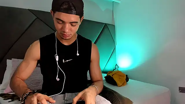 Snapshot of andrew_colleman chatting on 10.01.25 andrew colleman online show from 10.01.25