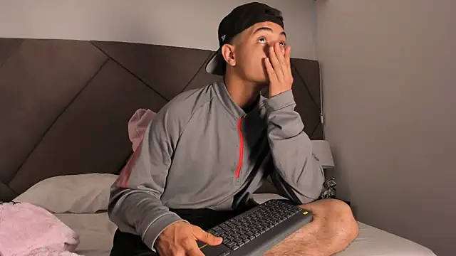 Snapshot of andrew_colleman chatting on 10.13.25 andrew colleman online show from 10.13.25