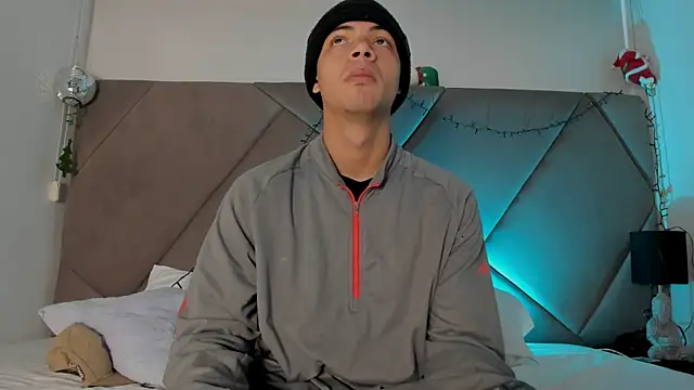 Snapshot of andrew_colleman chatting on 12.01.25 andrew colleman online show from 12.01.25