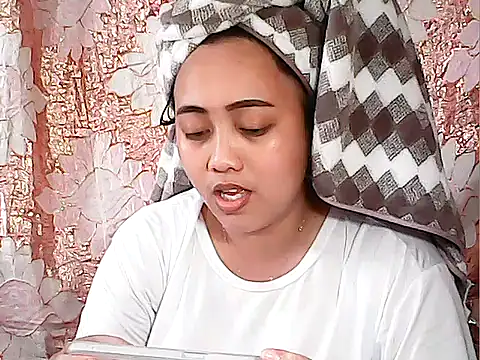 Snapshot of Pinay_Chubby20 chatting on 10.29.25 Pinay Chubby20 online show from 10.29.25