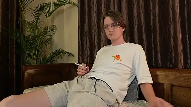 Snapshot of KellyTwink chatting on 06.26.26 KellyTwink online show from 06.26.26