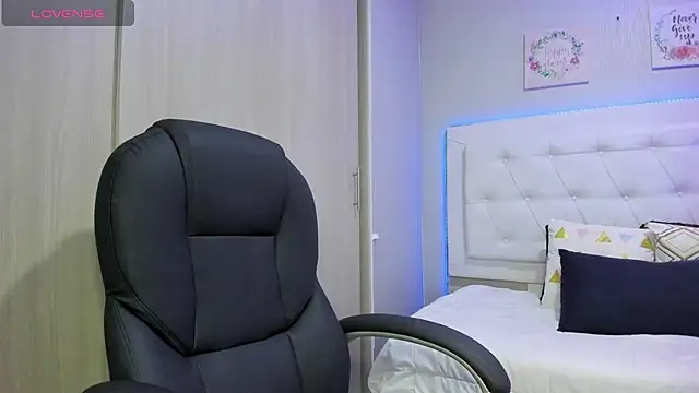 Snapshot of andrea__hills chatting on 10.20.25 andrea hills online show from 10.20.25